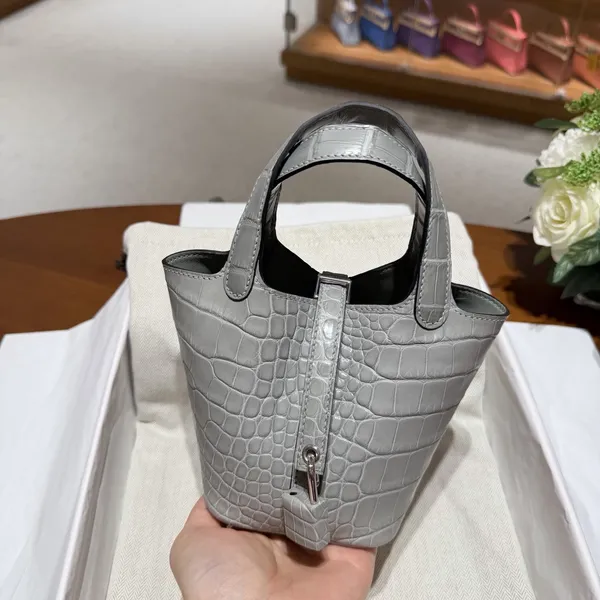 14 Alligator Cement Grey 0V