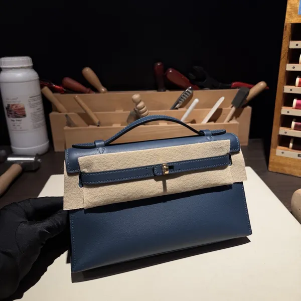 Pochette Swift Deep Blue S4