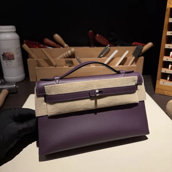 Pochette Swift Cassis N5